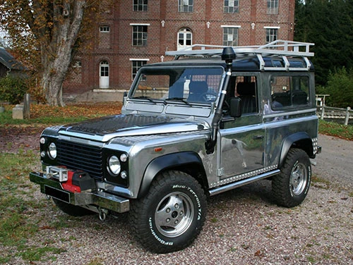 Polissage métaux sur une voiture